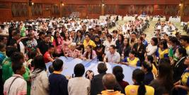 รูปที่ 1 : ผู้เข้าร่วมงานจำนวน 400 คนจากจังหวัดในภาคเหนือของประเทศไทย ประกอบด้วยผู้พิการทางจิต ผู้สนับสนุน และเจ้าหน้าที่จัดงาน ร่วมกิจกรรมในครั้งนี้ ในขณะที่ผู้พิการทางจิตกำลังแข่งขันกีฬามินิแทคคิววอลเลย์ (Takkyu Volley)