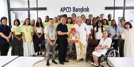 รูปที่ 1: ภาพหมู่คณะจากวิทยาลัยโรดส์ และเจ้าหน้าที่ ศพอ.พร้อมของที่ระลึกที่คณะผู้มาดูงานนำมาให้