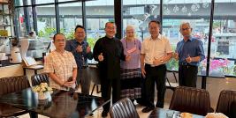 เอะ นิโนมิยะ อดีตผู้อำนวยการบริหาร APCD และคุณมาร์ซี่ นิโนมิยะ เยือน APCD