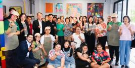 ภาพที่ 1 : รูปถ่ายหมู่ของทีมงาน APID APCD และศิลปินผู้พิการ