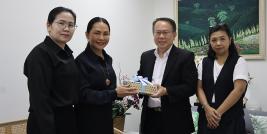 เช้าวันนี้ คุณพิรุณ ลายสมิต ผู้อำนวยการบริหาร APCD ให้การต้อนรับ นางสาวอิสริยาภรณ์ อาภรณ์รัตน์ และ นางจงกร สุวิกรม จากโรงเรียนจิตรลดา ณ สำนักงานของเรา