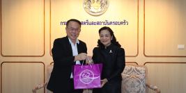 นายพิรุณ ลายสมิต ผู้อำนวยการบริหาร ศูนย์พัฒนาและฝึกอบรมคนพิการแห่งเอเชียและแปซิฟิก (APCD) นำทีมงาน APCD เข้าอวยพรปีใหม่ นางสาวจตุพร โรจนพานิช อธิบดีกรมกิจการสตรีและสถาบันครอบครัว