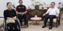 นายกฤษนะ ละไล ประธานมูลนิธิอารยสถาปัตย์เพื่อคนทั้งมวล เข้าพบและอวยพรปีใหม่แก่ผู้อำนวยการบริหาร ศพอ.