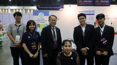 นายพิรุณ ลายสมิต และผู้เข้าร่วมถ่ายร่วมกันที่บูธกิจกรรมของ APCD
