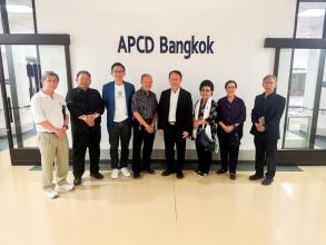 Picture 1: Mr. Piroon Laismit (center) and Mr. Somchai Rungsilp (right) pose for a group photo with the representatives from the Thailand Professional Director Club