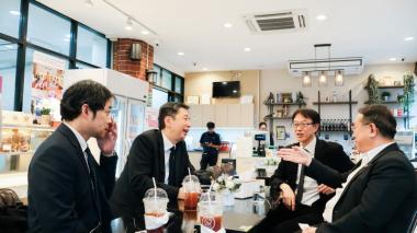 Mr. Piroon Laismit, Executive Director of APCD, introduces the APCD 60+ Plus Bakery & Chocolate Project to the JICA representatives.