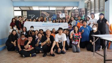 ผู้แทนจากโรงแรมทั้งสามแห่งถ่ายภาพหมู่ร่วมกับคนพิการทางสติปัญญา ณ สมาคมผู้ปกครองคนพิการทางสติปัญญาแห่งประเทศไทย (APID)
