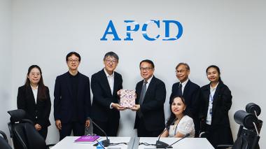 ภาพที่ 1: จากซ้ายไปขวา คุณนันทพร สิทธิเดชบริพัทธ, Mr. SAKUDO Shunsuke, Mr. KOBAYASHI Hiroyuki (ซ้าย) และนายพิรุณ ลายสมิต (ขวา) ถือของขวัญด้วยกันทั้งคู่, นายสมชาย รุ่งศิลป์, คุณนงนุช เมธาจิตติพันธ์ (นั่งบนรถเข็นข้างหน้า นายสมชาย รุ่งศิลป์) และคุณศิริพร ประเสริฐชาติ ตั้งท่าถ่ายรูปหมู่