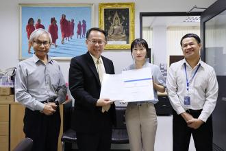 Mr. Piroon Laismit, APCD Executive Director, presented the certificate of completion and an appreciation letter to Ms. Menghan Wu (Valora), student intern from China.