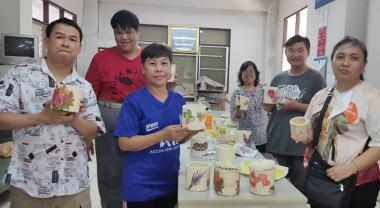 Mr. Watcharapol Chuengcharoen, Chief, Networking & Collaboration of APCD and members of the Dao Ruang (Marigold) group took a group photo. 