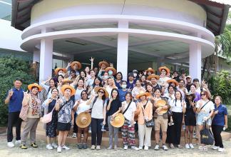 A group photo was taken with students from Singapore Management University (SMU) and Mahidol University (MU), teachers from the Nakhon Pathom School for the Deaf with APCD staff on 13 May, at Nakhon Pathom School for the Deaf.