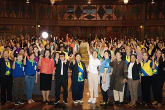 Group photo capturing organizers staff from Association of Mental Health of Northern Thailand, APCD resource persons and there were more than 300 participants with mental health disabilities and their supporter joined the demonstration on DIS.