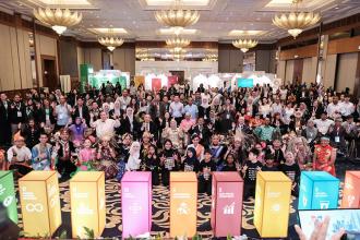 ภาพถ่ายหมู่ แขกผู้มีเกียรติ ผู้แทนองค์การสหประชาชาติ (UNDP, UNICEF, ILO) พันธมิตรองค์กร (Yayasan Sime Darby, Bursa Malaysia, Grab, Starbucks, Astro Awani) ผู้แทนองค์กรคนพิการอาเซียน คณะผู้จัดงาน และฝ่ายเลขานุการอาเซียนเพื่อผู้พิการ (ASEAN Disability Forum)