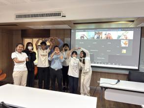 ภาพถ่ายหมู่ระหว่างวิทยากร อาจารย์ และนักศึกษา
