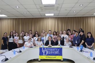 ภาพถ่ายหมู่คณะนักศึกษา คณาจารย์ ผู้อำนวยการบริหารและเจ้าหน้าที่ ศพอ. 