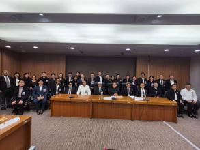 ภาพหมู่ผู้เข้าประชุม โดยนางสาวศุภอนงค์ ปัญญาสิริมงคล ผู้พิทักสิทธิ์ผู้พิการทางออทิสติกจาก ศพอ. ยืนคนที่ 6 จากขวาแถวหลัง
