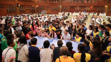 รูปที่ 1 : ผู้เข้าร่วมงานจำนวน 400 คนจากจังหวัดในภาคเหนือของประเทศไทย ประกอบด้วยผู้พิการทางจิต ผู้สนับสนุน และเจ้าหน้าที่จัดงาน ร่วมกิจกรรมในครั้งนี้ ในขณะที่ผู้พิการทางจิตกำลังแข่งขันกีฬามินิแทคคิววอลเลย์ (Takkyu Volley)