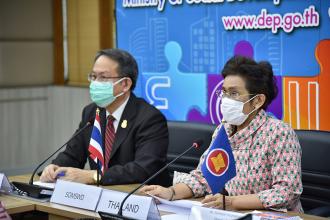 Ms. Saranpat Anumatrajkij, Director General of the DEP (Right), and Mr. Piroon Laismit, Executive Director of the APCD (Left), delivered the opening speech on the first day.