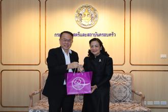 นายพิรุณ ลายสมิต ผู้อำนวยการบริหาร ศูนย์พัฒนาและฝึกอบรมคนพิการแห่งเอเชียและแปซิฟิก (APCD) นำทีมงาน APCD เข้าอวยพรปีใหม่ นางสาวจตุพร โรจนพานิช อธิบดีกรมกิจการสตรีและสถาบันครอบครัว