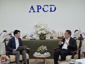 Photo of Mr. KAMIESU Yuki and Mr. Piroon Laismit