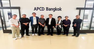 Picture 1: Mr. Piroon Laismit (center) and Mr. Somchai Rungsilp (right) pose for a group photo with the representatives from the Thailand Professional Director Club