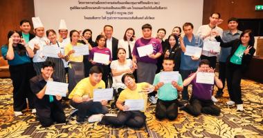 ภาพที่ 1: ผู้เข้าร่วมงานตั้งท่าถ่ายภาพหมู่