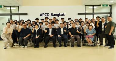 Students and teachers captured a memorable moment with APCD staff and JICA Thailand Office. 