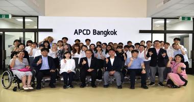 A group photo featuring students, professors from Universities in Japan, Mr. Toshiyuki Okui from Nogezaka Glocal and APCD staff. 
