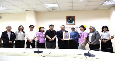 ผู้แทนจาก LSPR-SSNE มอบของที่ระลึกแก่ ศพอ เพื่อเเสดงคำขอบคุณสำหรับการต้อนรับและการร่วมมือ และถ่ายภาพหมู่ที่ระลึกกับเจ้าหน้าที่ ศพอ. 