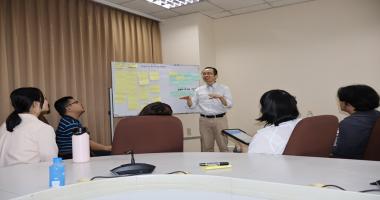 Mr. Yoshio Nakagawa เจ้าหน้าที่โปรแกรมจากมูลนิธินิปปอน ดำเนินการอบรมเชิงปฏิบัติการในการดำเนินโครงการ PCM.