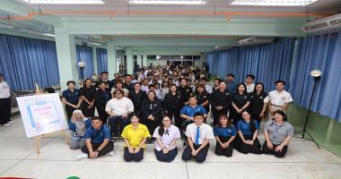 Photo 1: Group Photo of organizer team, consist of Program Production Team and Foundation for Children with Disabilities, Oh I see Youth Representatives, guest with disabilities, Ms. Pissamai Ruangsri, Director of Education Department and Dr. Busarakham Srichandra, Head of Educational Supervision Unit, Bangkok Metropolitan Administration.