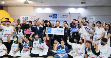 Picture 1: The group photo of APCD team, Thai life Insurance team, and the disability-participants