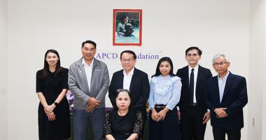 Picture 1: A group photo featuring (from left) Asst. Prof. Dr. Manasanan Namsomboon; Assoc. Prof. Dr. Sakdipan Tanwimonrat, Vice Dean for Administration; Mr. Piroon Laismit, Executive Director of APCD; Ms. Nongnuch Maytarjittipun (seated in a wheelchair); Ms. Wilailekha Somprach; Dr. Theeraphong Bualar, Lecturer at Burapha University; and Mr. Somchai Rungsilp.